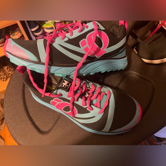 Pearl Izumi Shoes - Women’s 6.5 LIKE NEW IQ Pearl Izumi running shoes